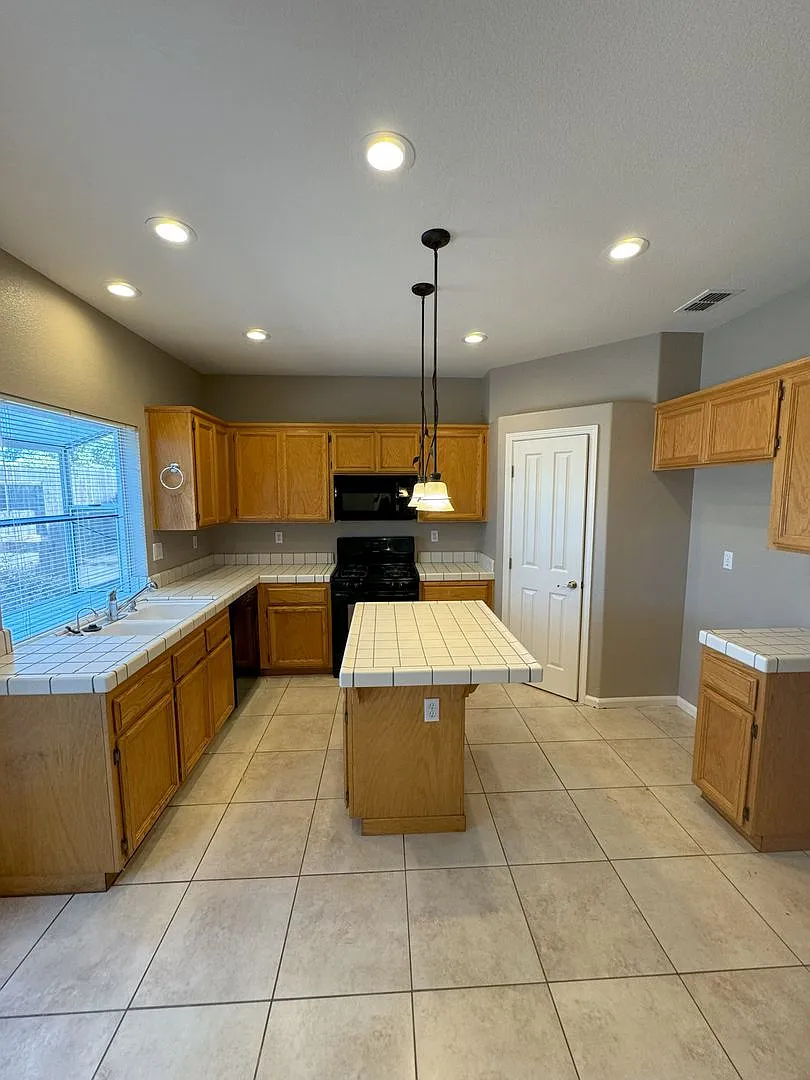 Great 4/2.5 In Rocklin!! Cul-De-Sac — Photo 4