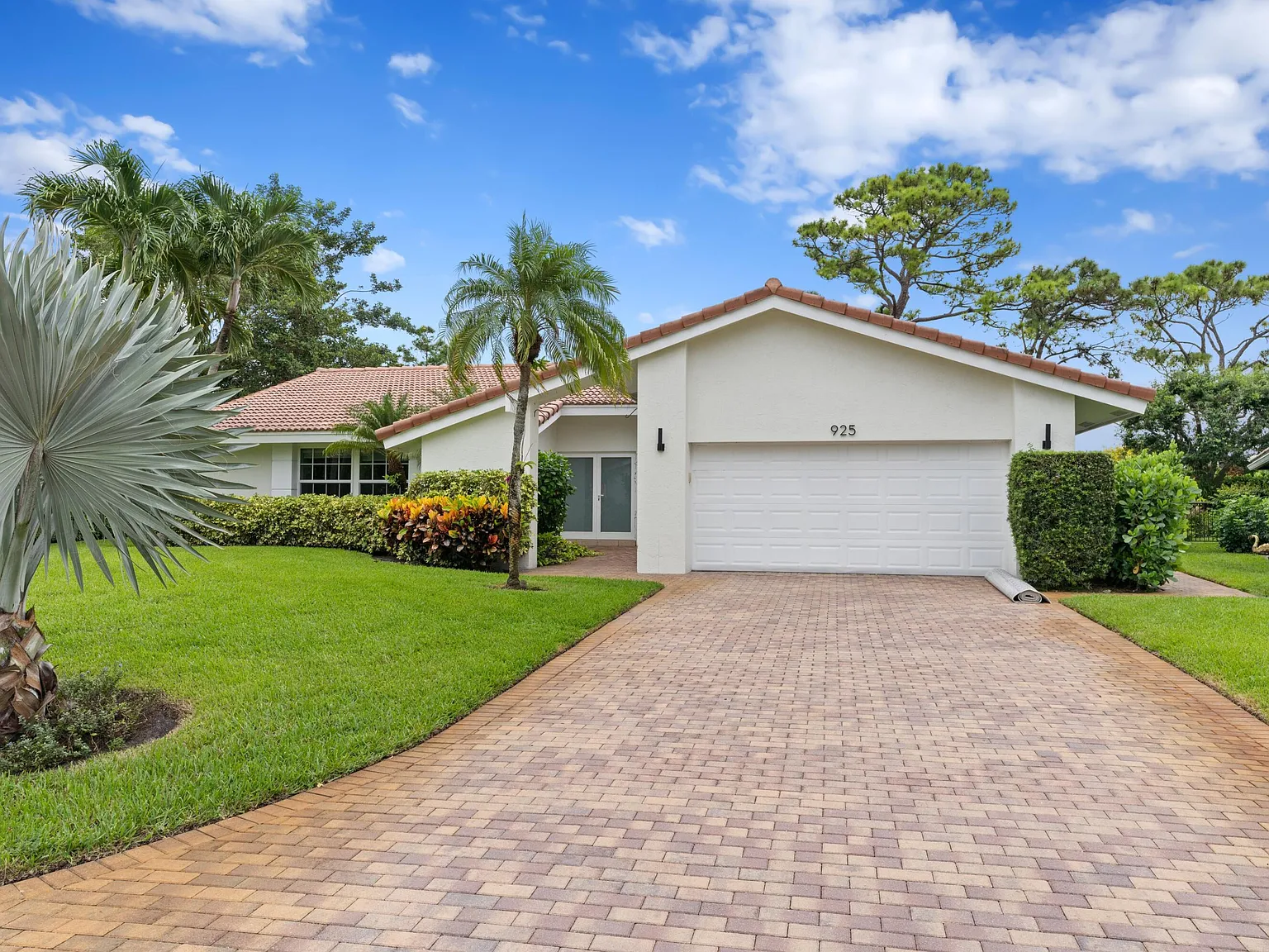 3 bed, 2.0 bath, 2069 sqft, $6,900 — Photo 2