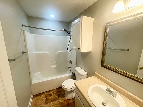4th image of 310 Evergreen Way