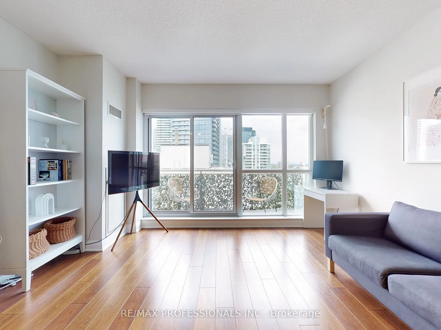 83 Redpath Residences — Photo 3