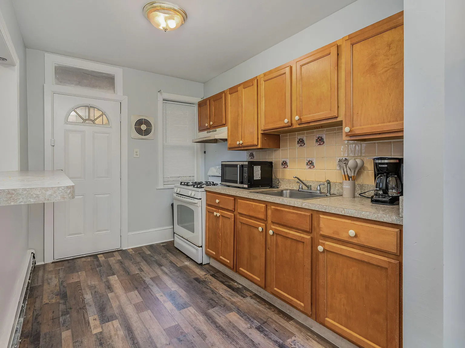 3 bed, 1.0 bath, 2600 sqft, $1,092 — Photo 4