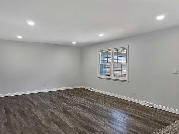 3rd image of 516 Saint Catherine Ct