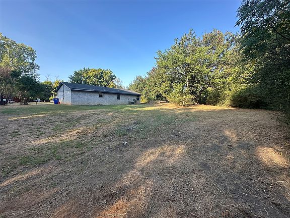 5th image of 413 E Leecraft Ave