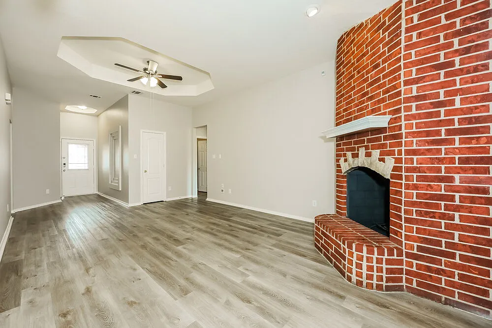 3 bed, 2.0 bath, 2400 sqft, $2,160 — Photo 4