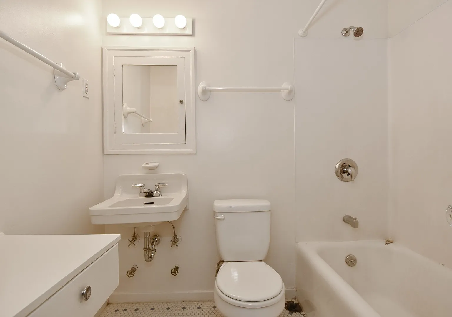 Ellinwood Apartments — Photo 3