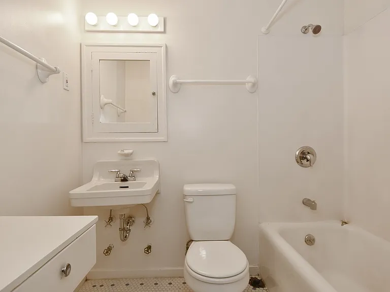 Ellinwood Apartments — Photo 2