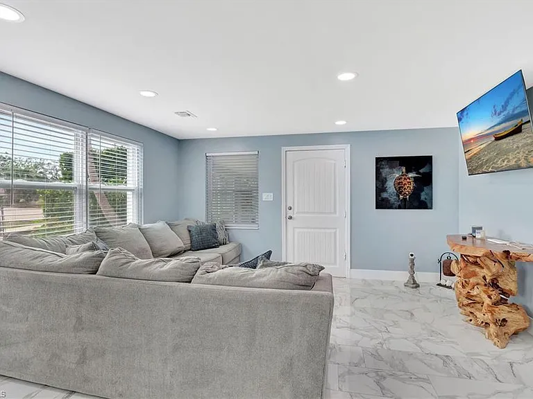 1009 Ridge St — Photo 9