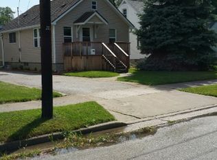 402 Thompson St, Essexville, MI