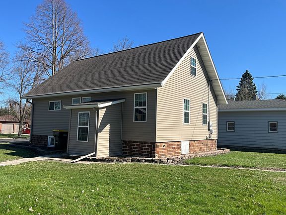 2nd image of 402 2nd St SE