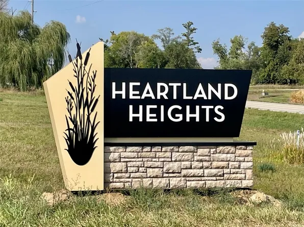 1382 Foxtail Dr, Fairfax, IA 52228