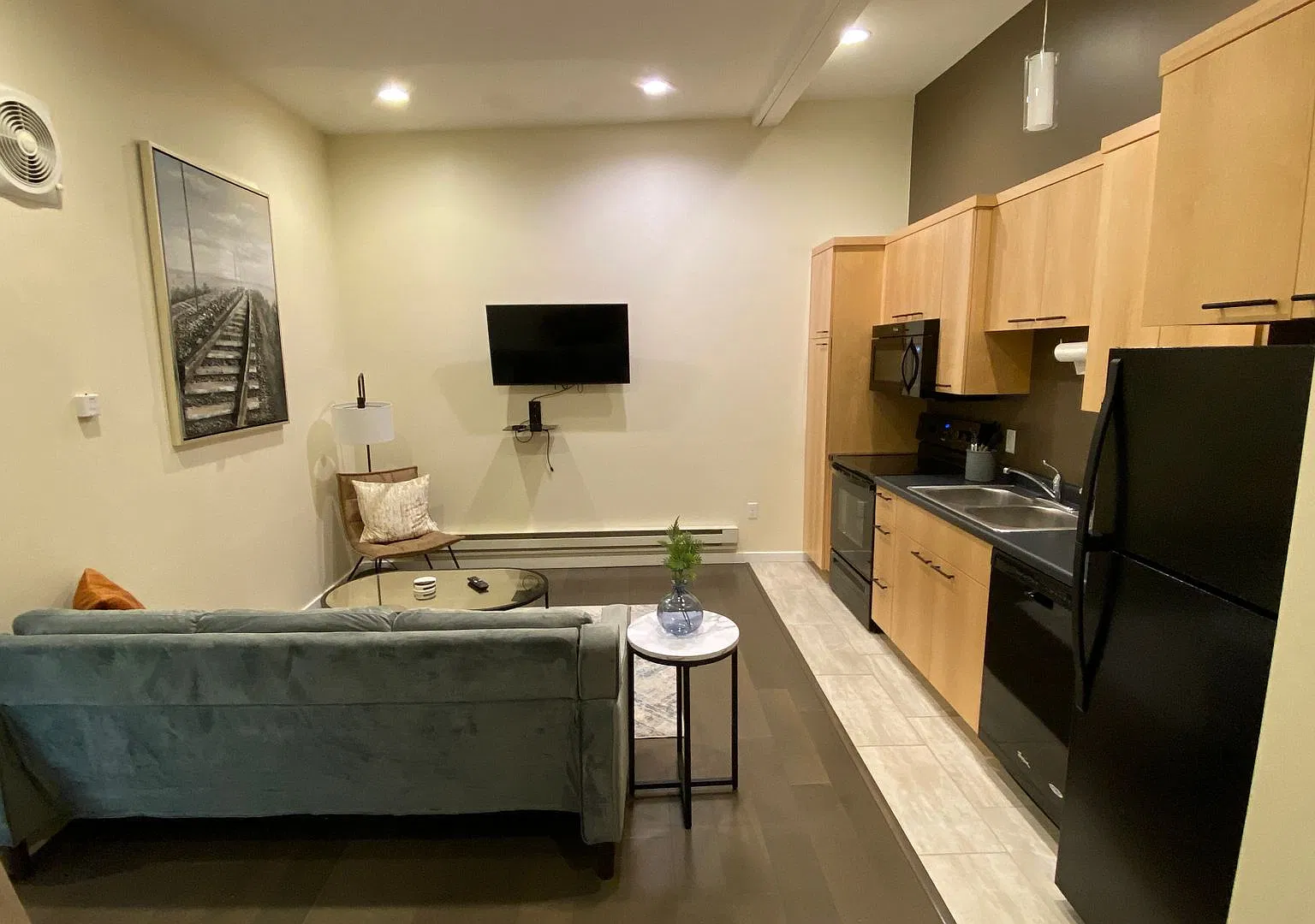 New Luxury Downtown 2 Bedroom Apartment with Indoor Garage — Photo 4