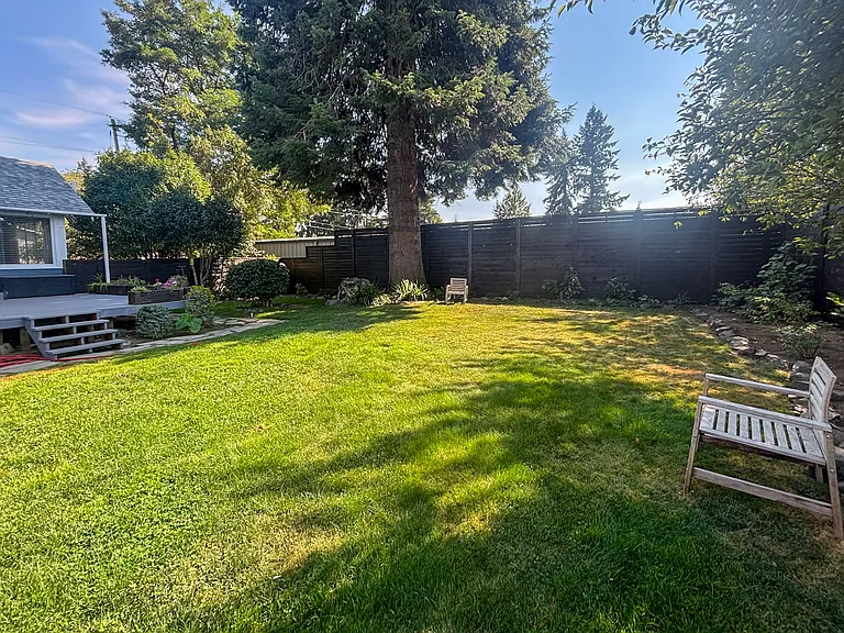 235 SE Lechner St — Photo 47