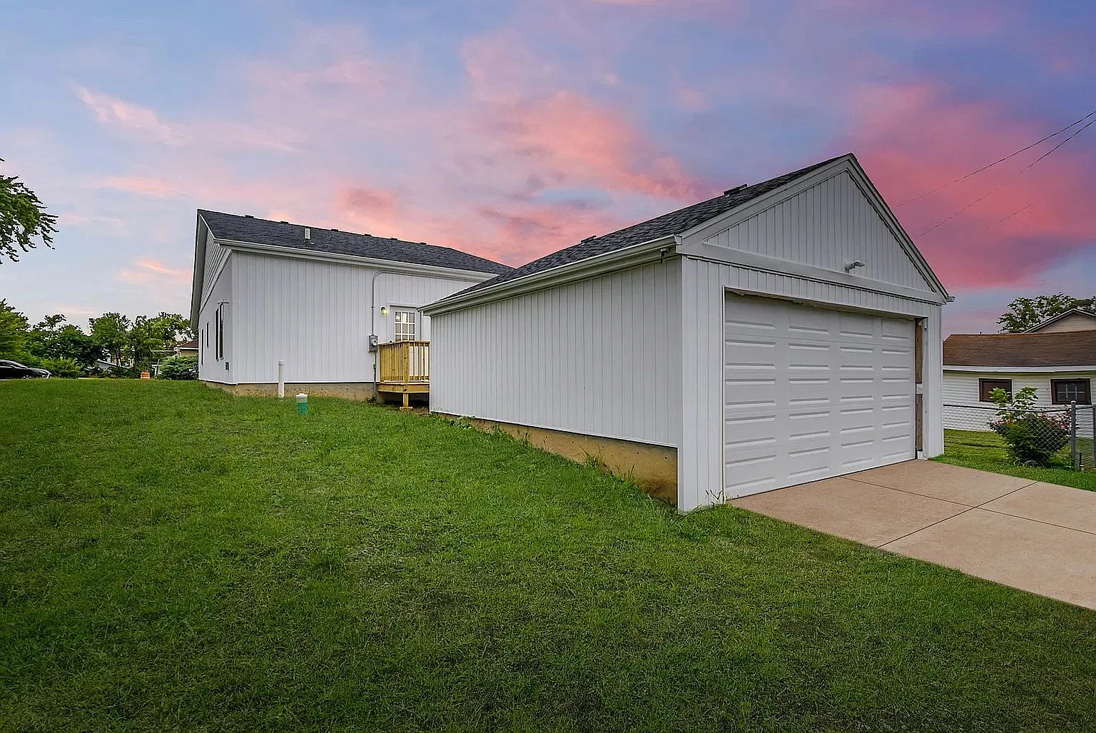 3 bed, 2.0 bath, 1900 sqft, $3,250 — Photo 3