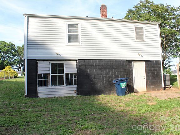 3rd image of 406 E Mill St