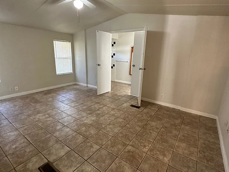1102 Bluebonnet Dr — Photo 9
