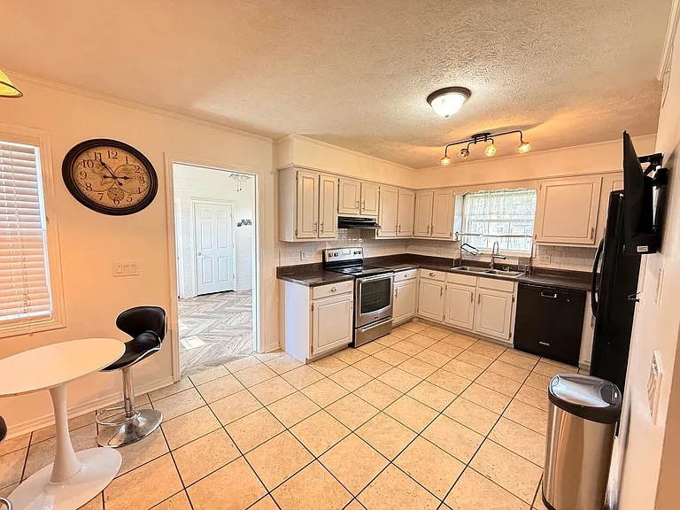 217 Cedar Dr — Photo 5