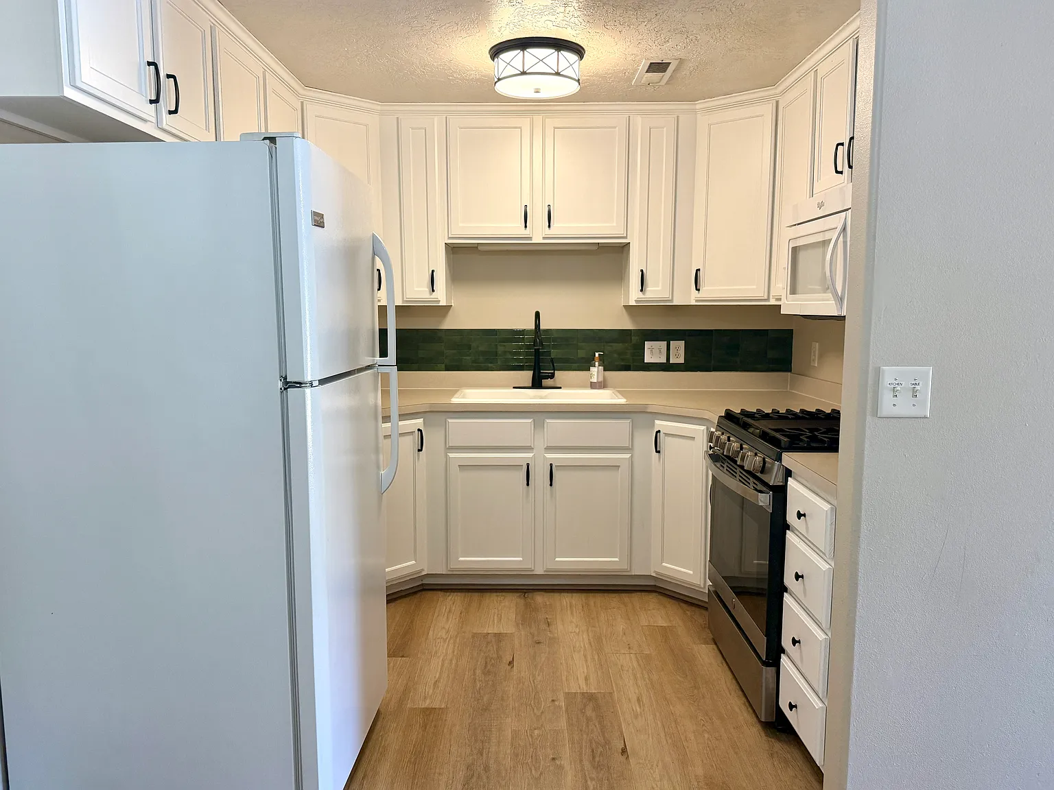 3 bed, 1142 sqft, $1,750 — Photo 2