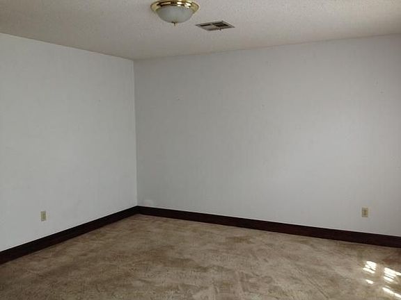 2nd image of 39 Yellowstone Dr