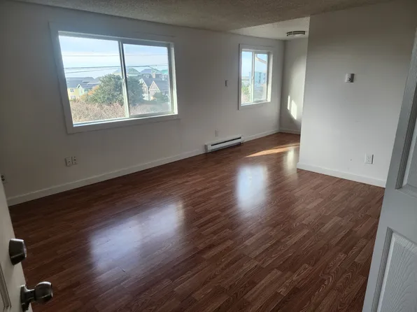 612 NW Brook St APT 4, Newport, OR 97365