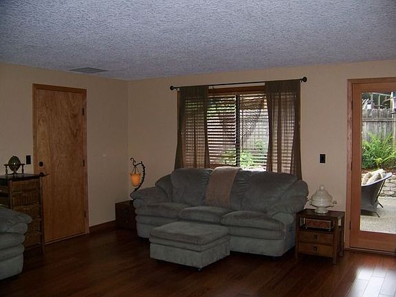 4th image of 3210 NE 111th Cir