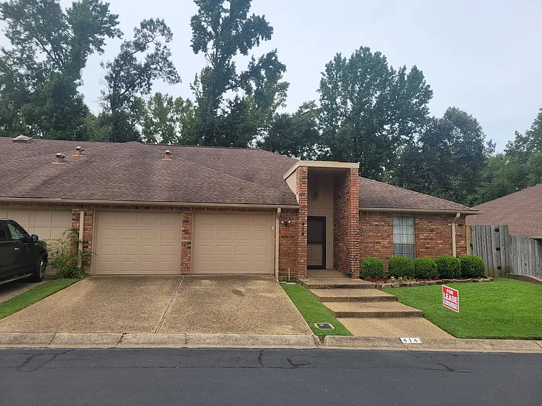 414 Amberwood Cir — Photo 35