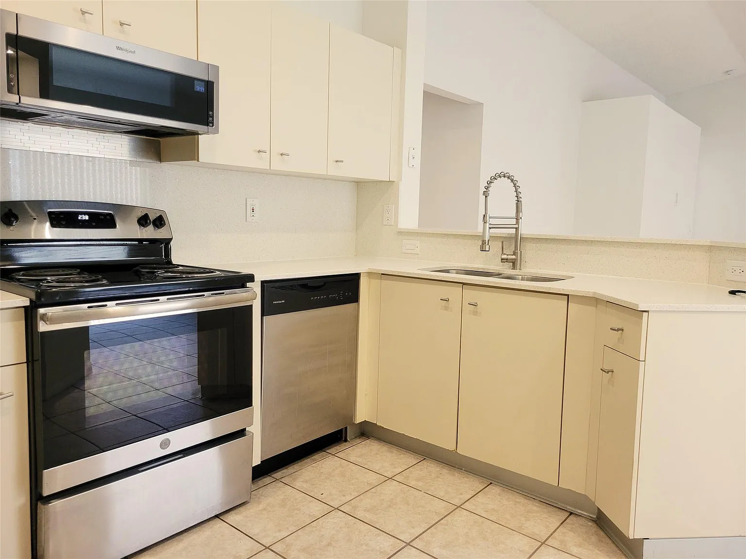 3 bed, 2.0 bath, 1420 sqft, $3,700 — Photo 3