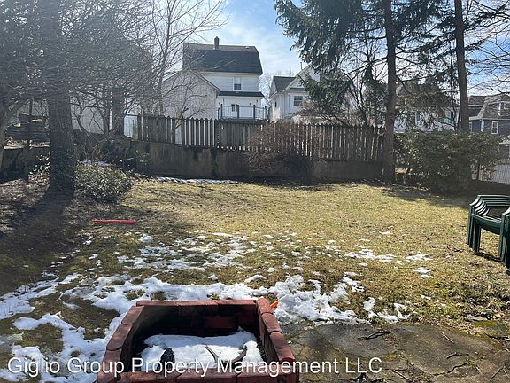 5th image of 940 Woodlawn St Floor 1