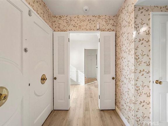 4th image of 1047 N Magnolia Ave