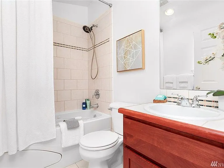 1122 Yakima Ave S — Photo 2