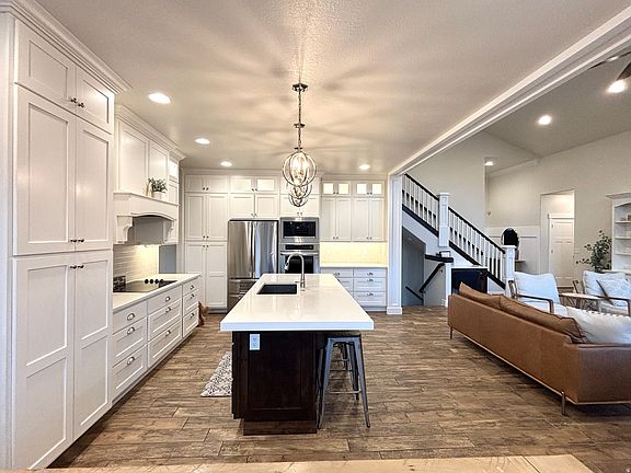 4th image of 6113 Park Meadow Dr
