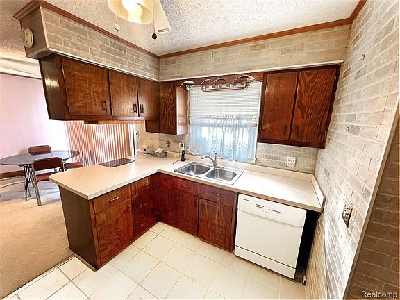 3rd image of 5163 N Linden Rd