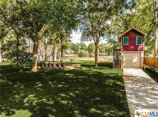 332 Meadow Lake Dr, Seguin, TX 78155