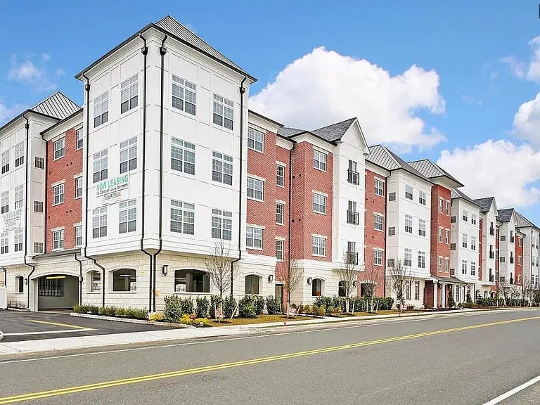 Green Oaks Apartments — Photo 9
