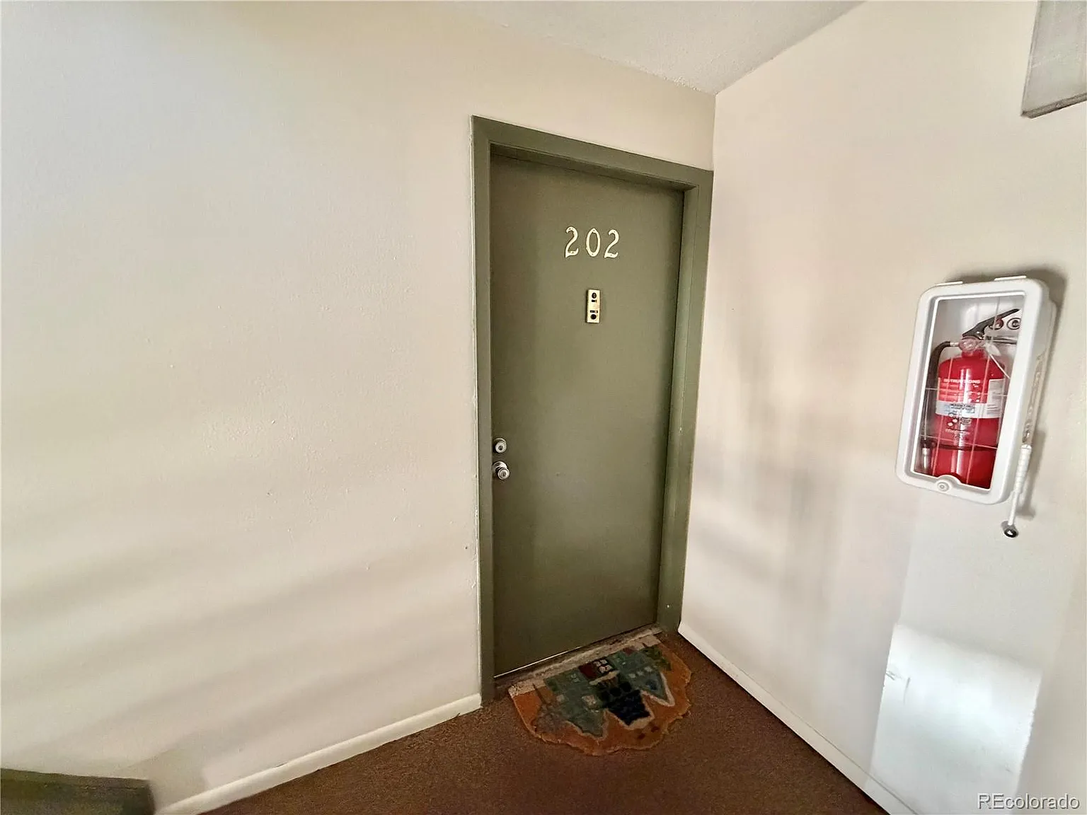 2 bed, 2.0 bath, 907 sqft, $1,595 — Photo 2