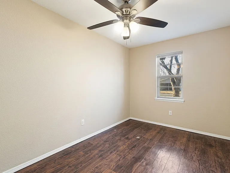 909 Essex St — Photo 12