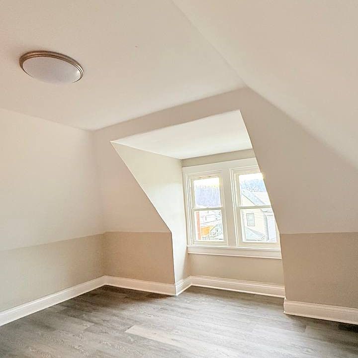1st image of 1042 Leishman Ave