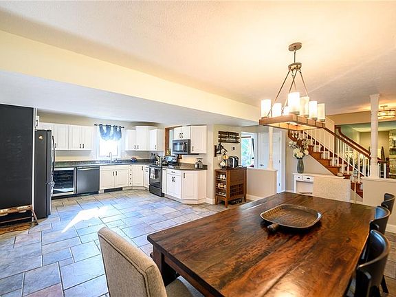 5th image of 133 Willowbend Dr