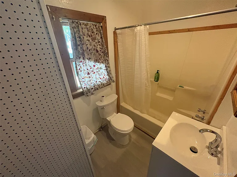 1 Royal Acres Dr #6 — Photo 5