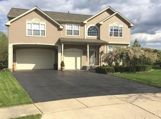 1811 Broadsmore Dr, Algonquin, IL 60102