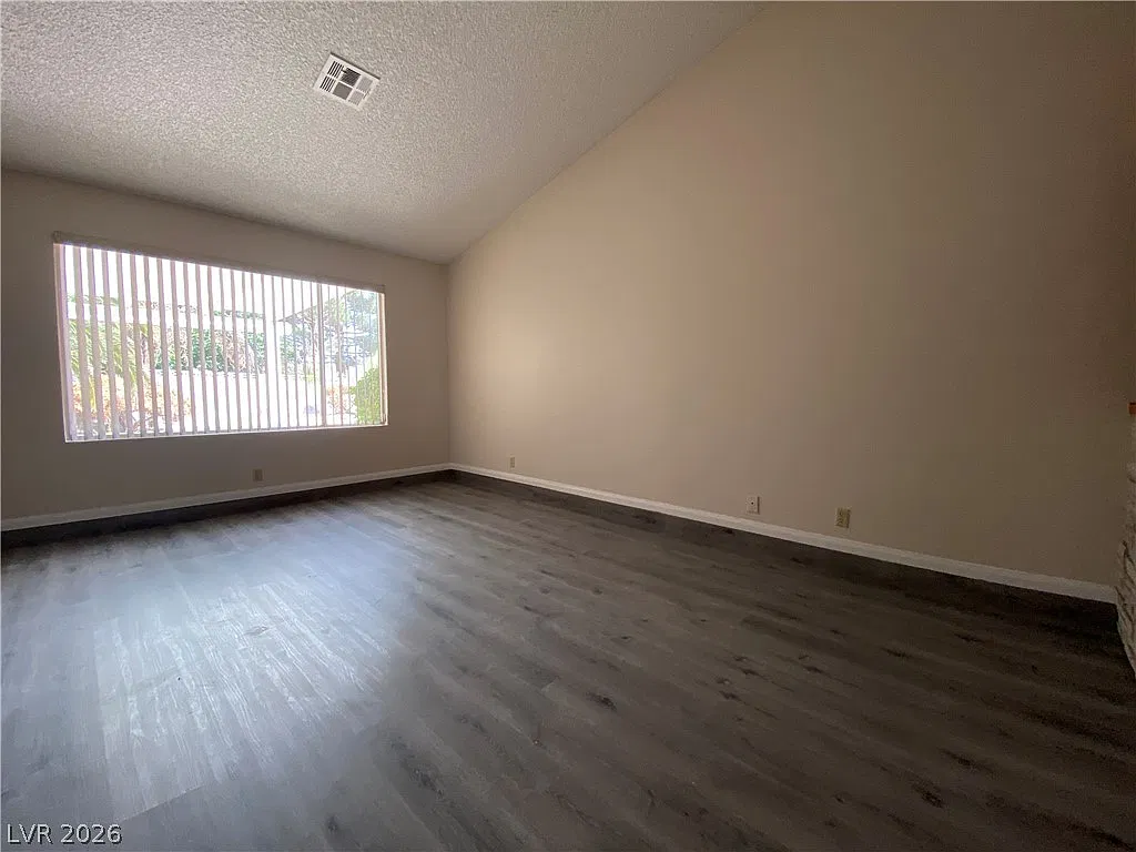3 bed, 2.0 bath, 1705 sqft, $2,000 — Photo 4