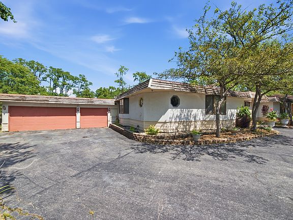 3rd image of 90 Graymoor Ln