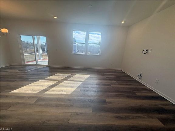 4th image of 1111 Woody Dr