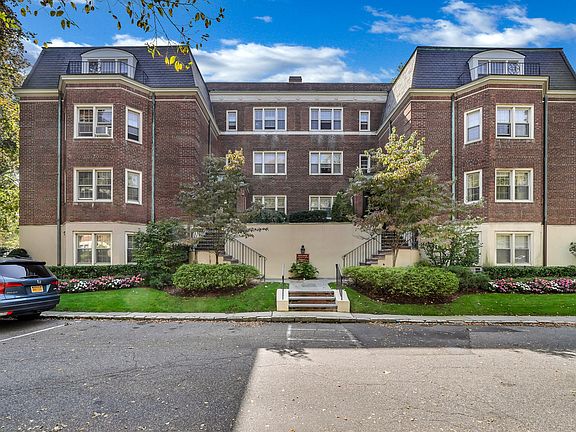 5th image of 6 Chateaux Cir APT 6L