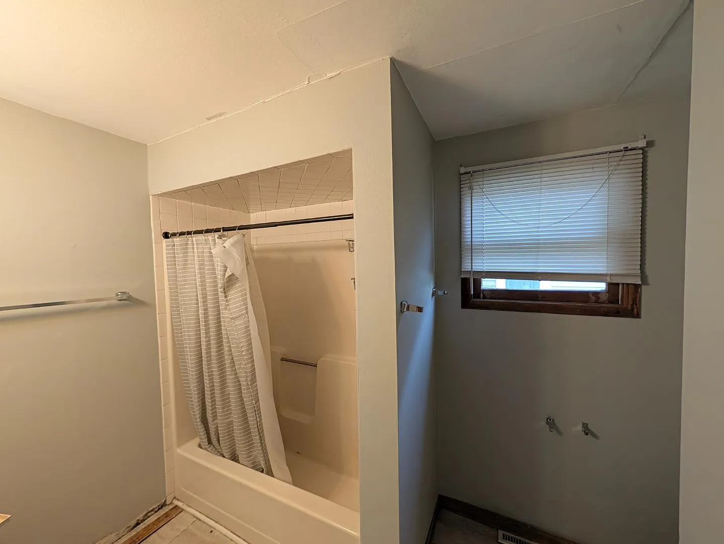 513 W Lawrence St — Photo 2