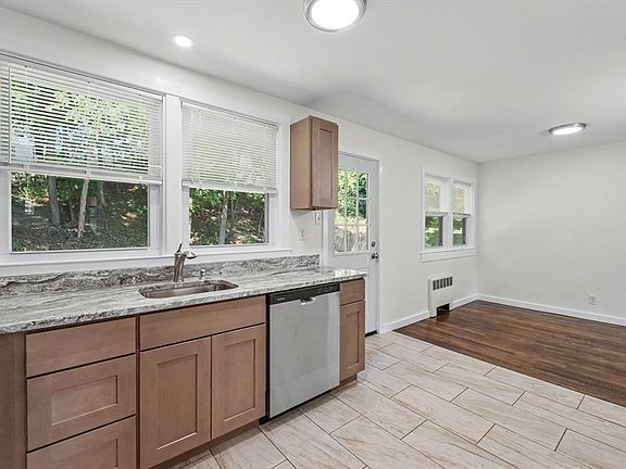 4th image of 28 Hayes Ave