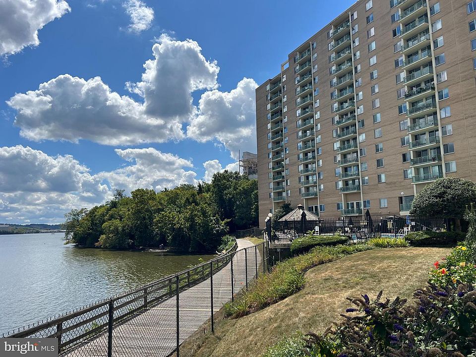 1st image of 501 Slaters Ln APT 1001