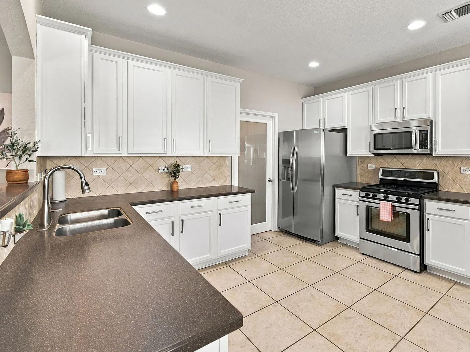 3 bed, 2.5 bath, 2010 sqft, $1,750 — Photo 3