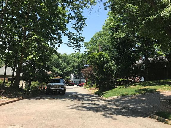 5th image of 403 Charles Pl