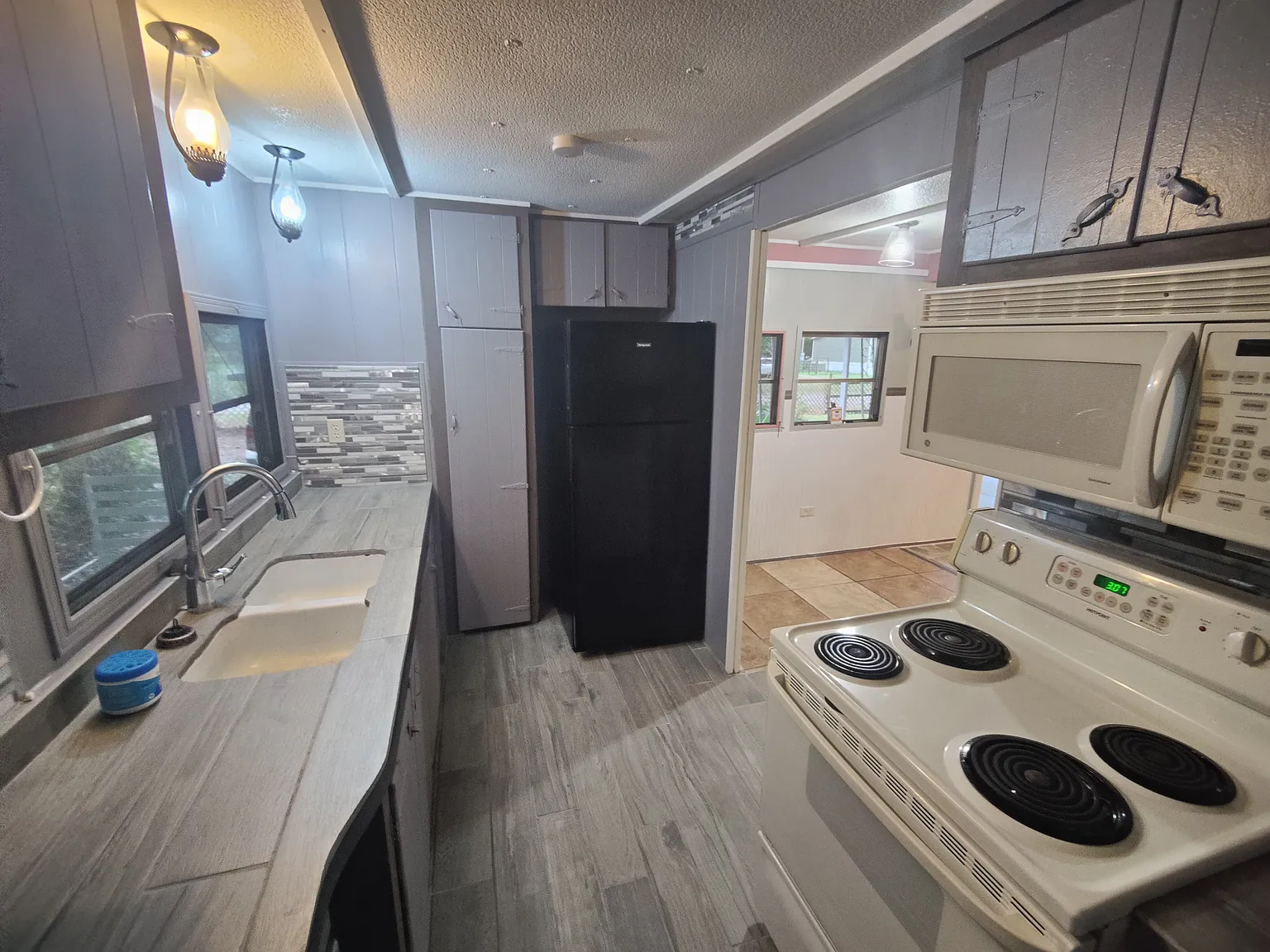 3 bed, 1062 sqft, $1,350 — Photo 3