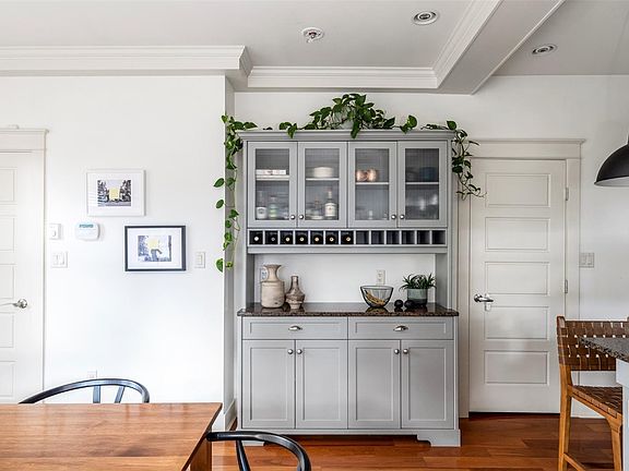 4th image of 590 Simcoe St